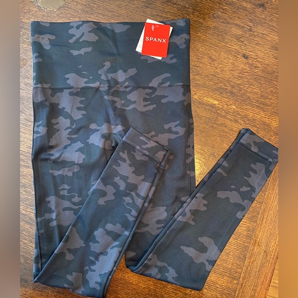SPANX Dark Camo Leggings - Size XS - NWT - Picture 2 of 4